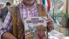 Poeta e Mestre de Cerimônia do Palco da Praça do Cordel segurando o Lancamento Cordéis Gonzaguianos