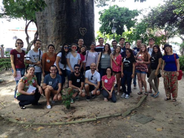 Estudantes que participaram do projeto Uni7 no Centro, embaixo do centenário Baobá, no Passeio Público